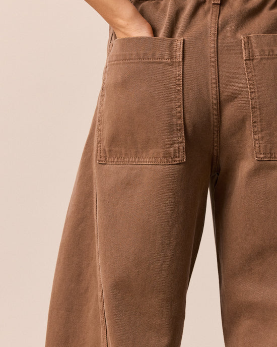 model wear tori caramel trousers