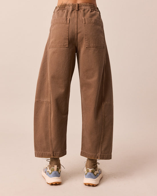 model wear tori caramel trousers back