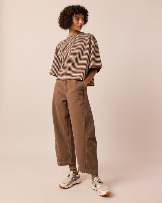 model wear tori caramel trousers right