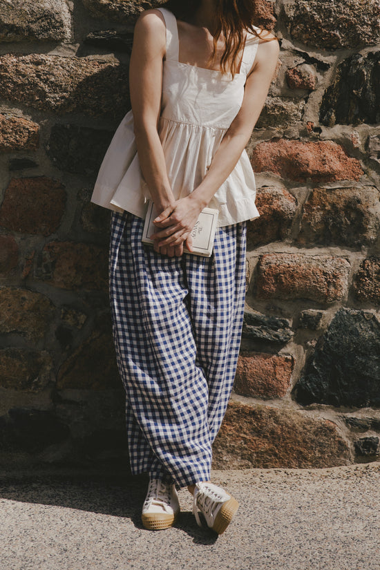 model wears zuri bone cotton poplin top