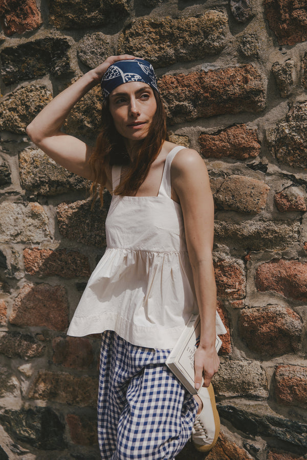model wears zuri bone cotton poplin top