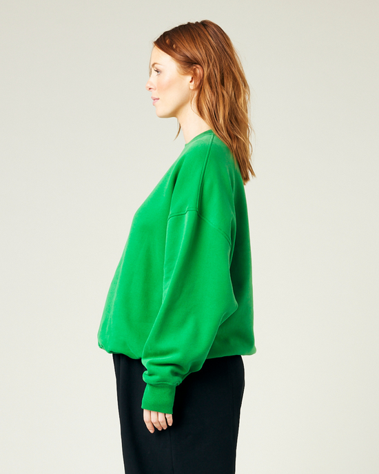 pregnant model wears juniper green jersey riley jumper